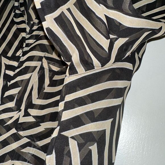 Chicos Women’s Button Down Blouse Black Tan Abstract Stripes Size 2 (Large) - Picture 5 of 12